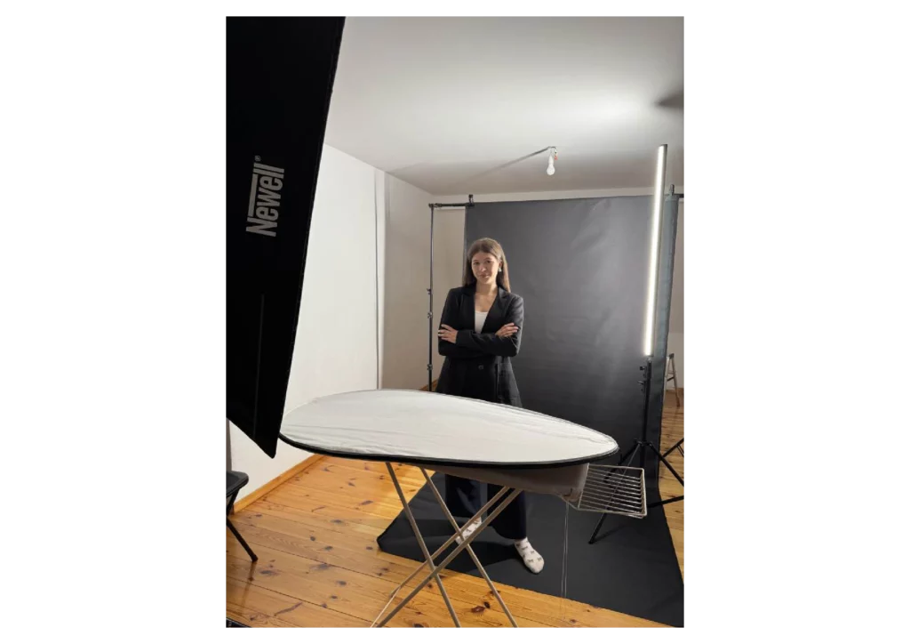 Lampa Godox AD200 Pro z zamontowanym softboxem prostokątnym Newell 35x140 cm podczas sesji zdjęciowej w studiu
