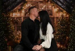 zdjęcie pary na tle szklarni